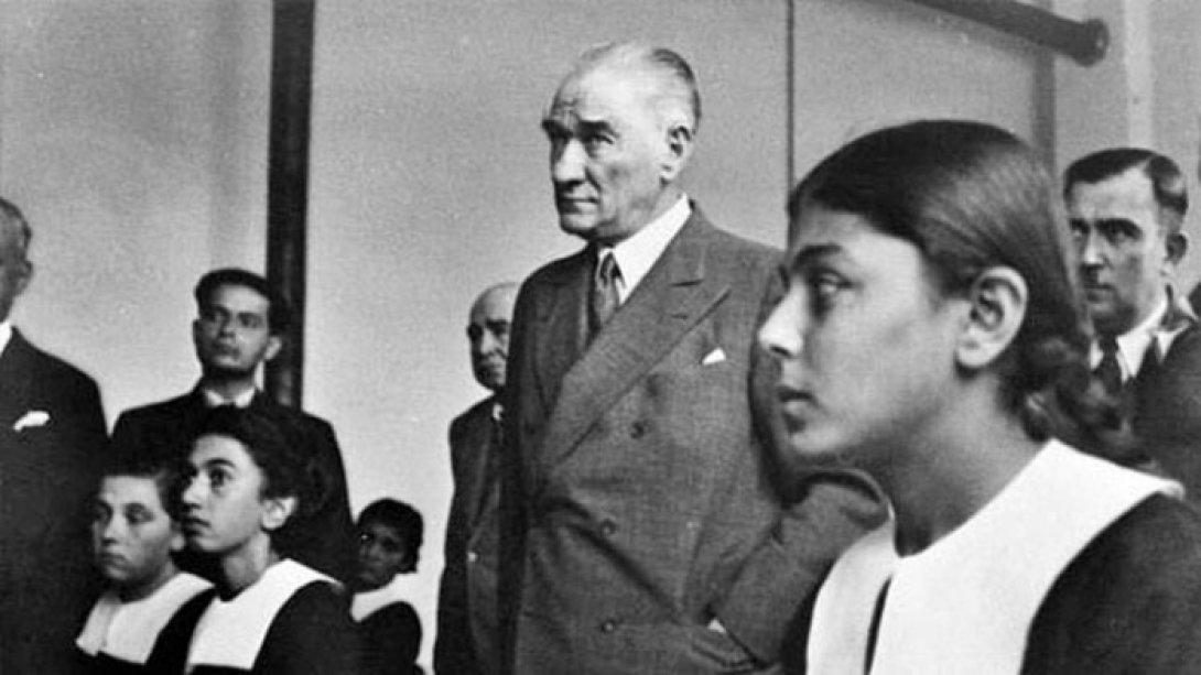 Mustafa Kemal Atatürk, önlüklü öğrencilerin arasında bir okul ziyaretinde.